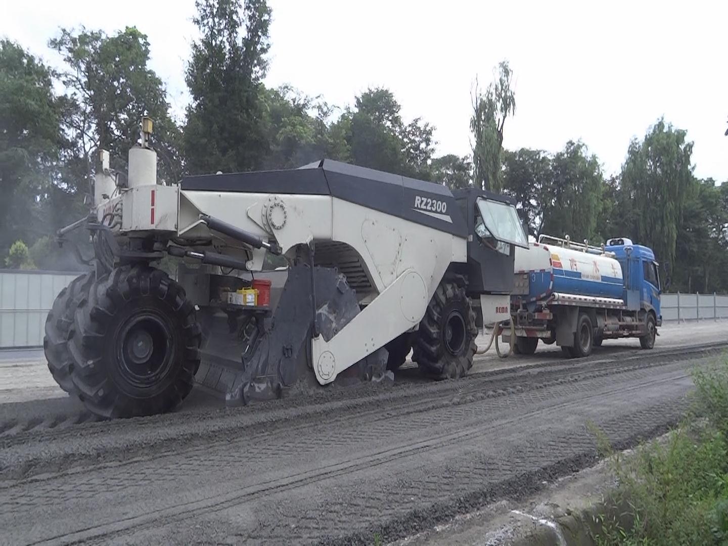 RZ2300，冷再生機成都沙西線施工