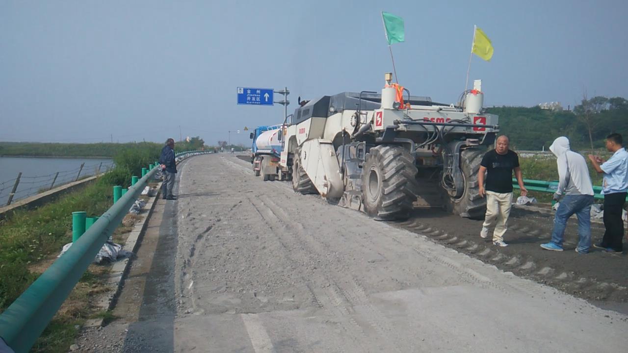 RZ2300，大連濱海公路冷再生施工
